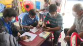 Nông dân chuẩn bị hoa trái cho rằm tháng Giêng