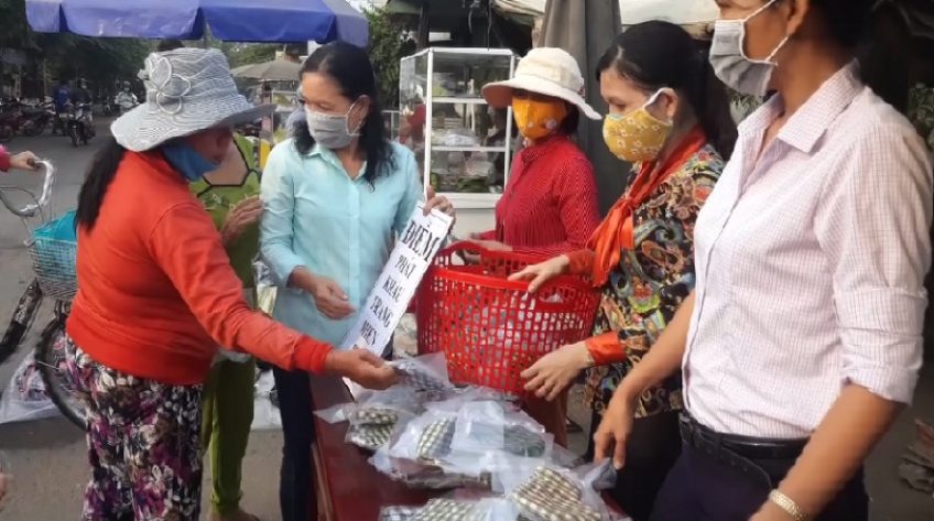 500 khẩu trang khăn choàng Long Khánh phát tặng người dân