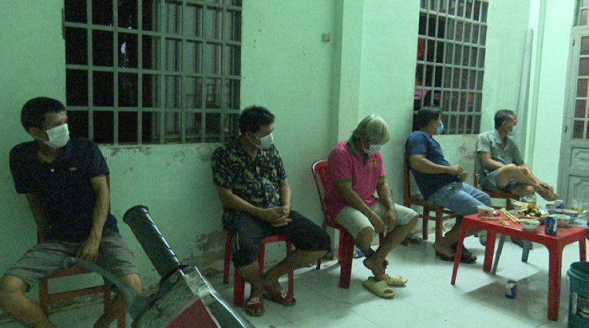 Tụ tập ăn nhậu lúc giãn cách xã hội, 5 đối tượng bị xử phạt 75 triệu đồng