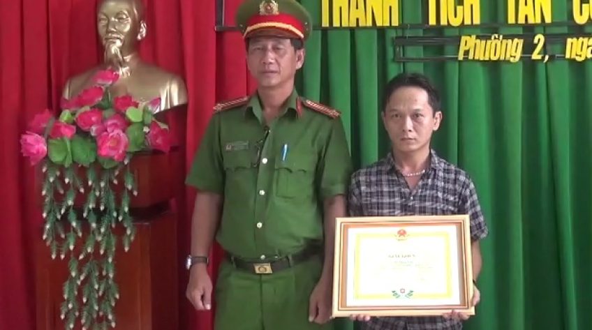 Khen thưởng bảo vệ dân phố tham gia truy bắt cướp