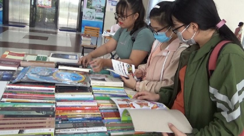 Hội sách Trường ĐH Đồng Tháp: Hơn 1 ngàn đầu sách giảm giá cho học sinh, sinh viên