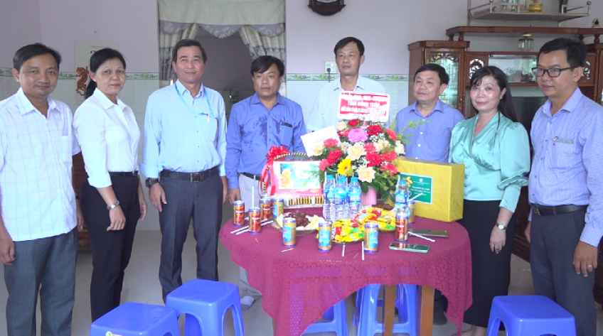 Thường trực Tỉnh ủy thăm nhà giáo tiêu biểu ở TP.Sa Đéc