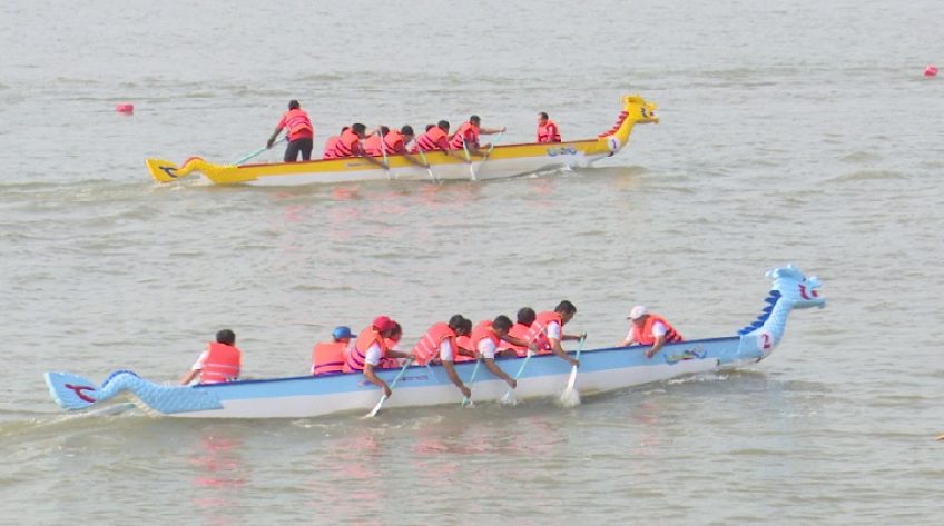 Sôi nổi đua thuyền rồng trên sông Tiền mừng Xuân