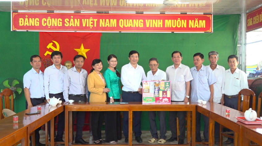 Chúc Tết gia đình nguyên lãnh đạo tỉnh, tổ nhân dân tự quản tiêu biểu ở Lấp Vò
