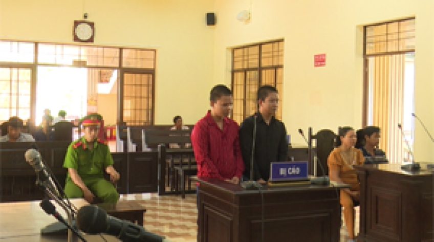 Rượt đuổi công an, đốt nhà chú ruột: Hai anh em lãnh 2,9 năm tù