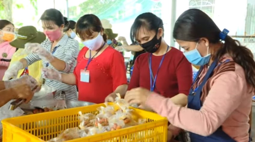 Những người tình nguyện ở gian bếp khu cách ly