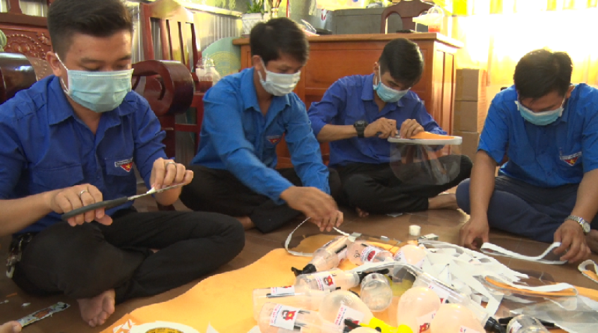 Thanh niên làm miếng chắn giọt bắn tặng các tổ bầu cử