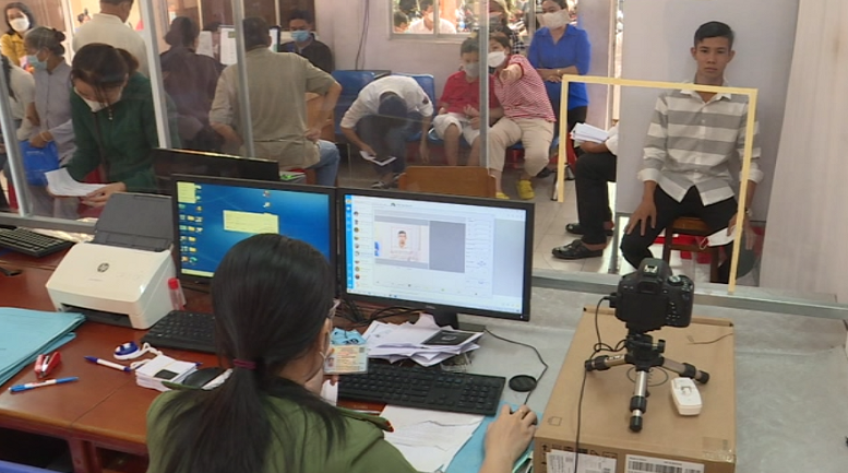 Người dân đi làm hộ chiếu nhiều gấp 3 lần ngày thường
