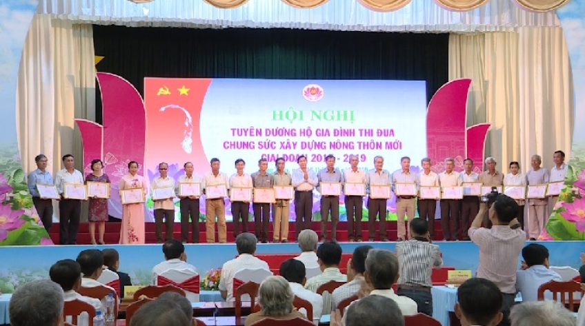 Tuyên dương hộ gia đình chung sức xây dựng nông thôn mới