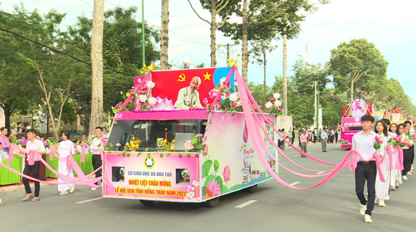 Khai mạc Liên hoan Xe hoa sen