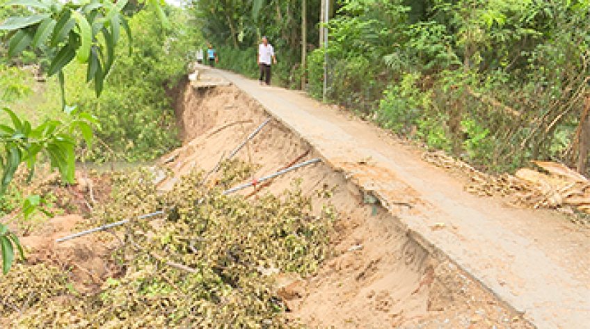 Một căn nhà rơi xuống sông lúc giữa khuya do sạt lở