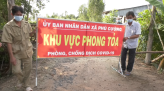 Tặng giấy khen cá nhân có nhiều đóng góp cho công tác phòng, chống dịch Covid-19