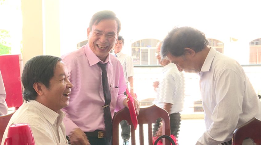 Ấm áp buổi họp mặt giáo viên nghỉ hưu