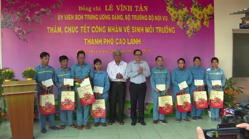 Ông Lê Vĩnh Tân thăm công nhân vệ sinh Đồng Tháp