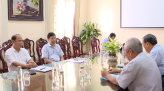 Tặng quà cho kiều bào Campuchia