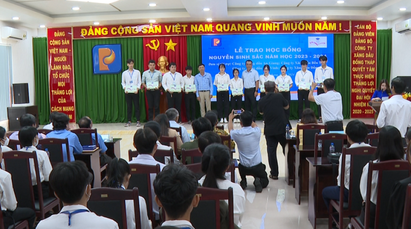 Các công ty xăng dầu tỉnh bạn ủng hộ trao học bổng Nguyễn Sinh Sắc