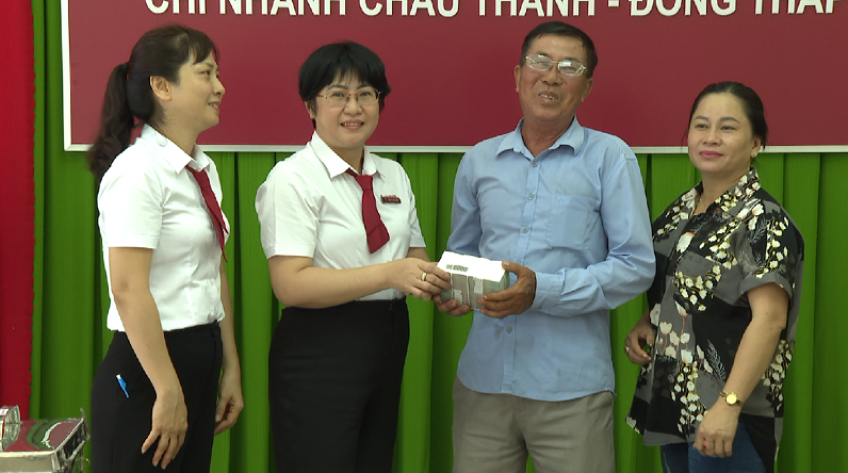 Khách hàng may mắn nhận lại 500 triệu đồng bỏ quên ở ngân hàng