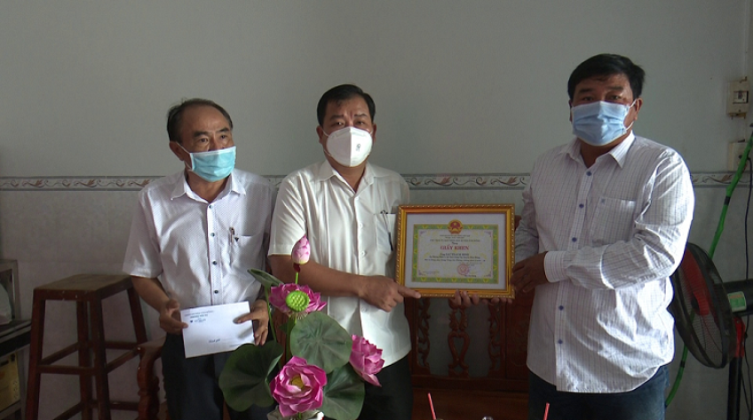 Tặng giấy khen cá nhân có nhiều đóng góp cho công tác phòng, chống dịch Covid-19