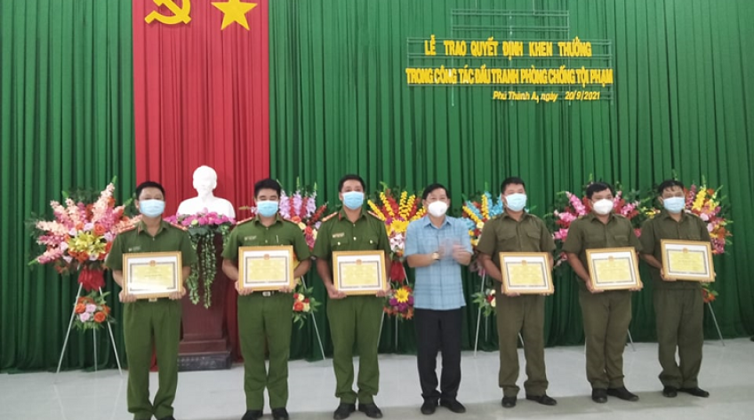 Huyện Tam Nông: Khen thưởng đột xuất Công an Phú Thành A