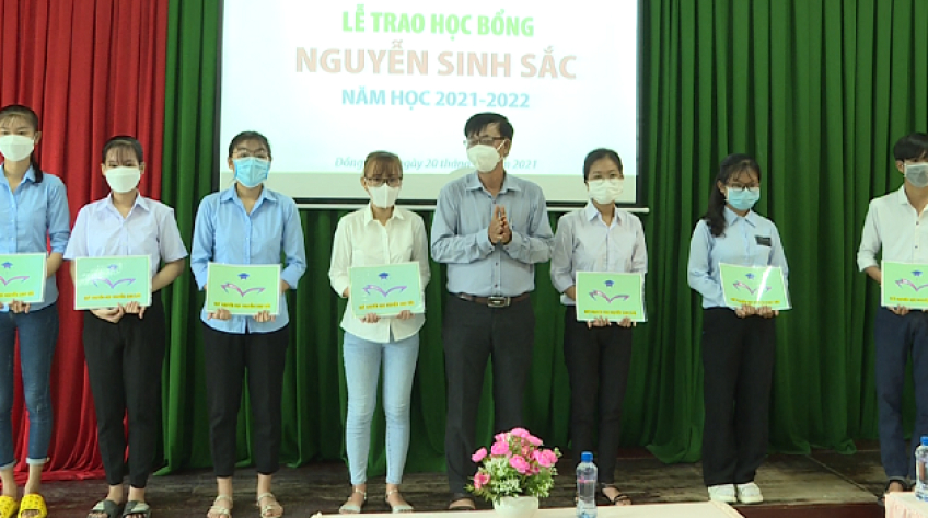 Trao 30 suất học bổng Nguyễn Sinh Sắc cho sinh viên Trường CĐ Y tế