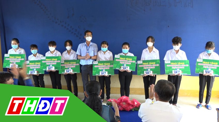 ADC mang đến sự tốt lành - 04/11/2021: Trao điện thoại cho học sinh tại huyện Lấp Vò