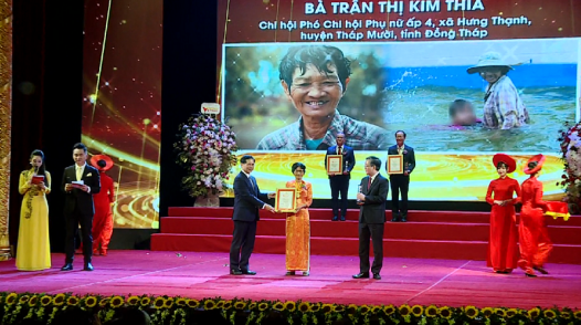 Bà Trần Thị Kim Thia được vinh danh tại chương trình vinh quang Việt Nam
