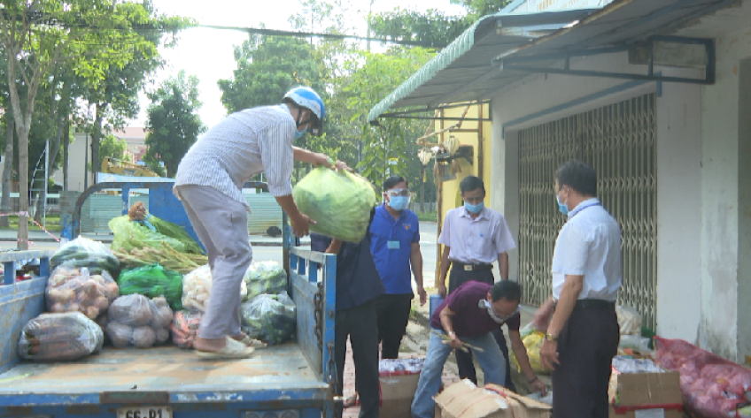 Nhiều tấn nông sản đang được vận chuyển trao tặng các địa phương, đơn vị và người dân