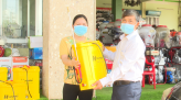Nhiều tấn nông sản đang được vận chuyển trao tặng các địa phương, đơn vị và người dân