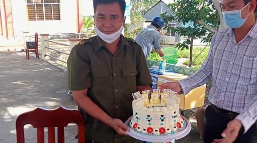 Chiếc bánh kem nghĩa tình và thông điệp “Chúng tôi đi làm vì bạn, xin hãy ở nhà vì chúng ta”