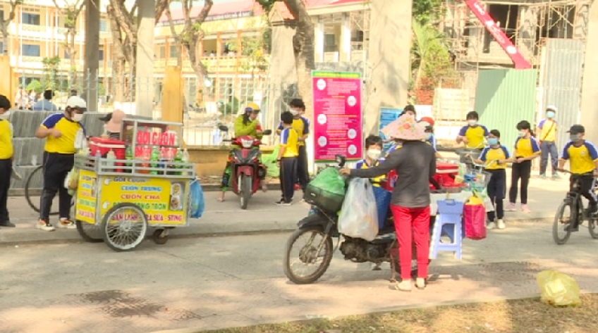 Mua bán hàng rong trước cổng trường và nguy cơ lây nhiễm Covid-19