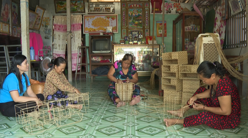 Phụ nữ vùng biên thêm thu nhập từ hàng thủ công