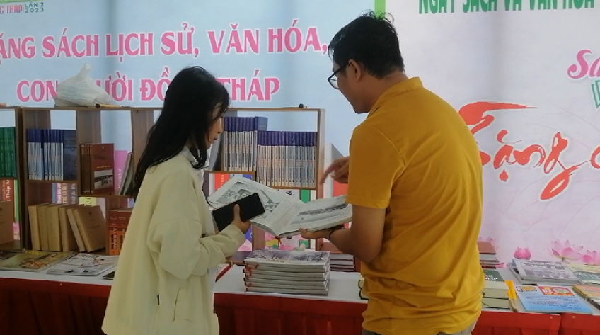 Tặng hơn 300 bản sách về Đồng Tháp cho độc giả