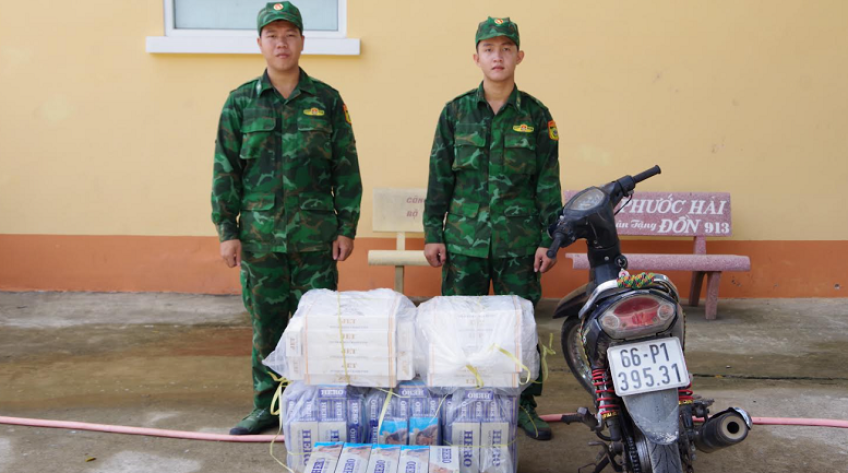 Bộ đội biên phòng phát hiện, thu giữ 2.500 gói thuốc lá, 900 kg đường cát lậu