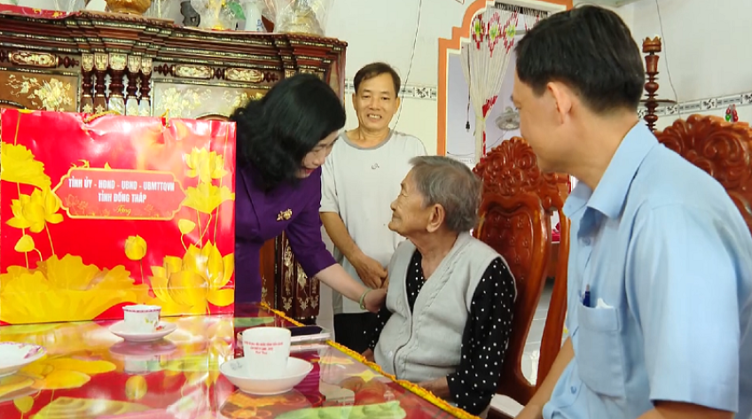 Lãnh đạo tỉnh Đồng Tháp thăm gia đình chính sách