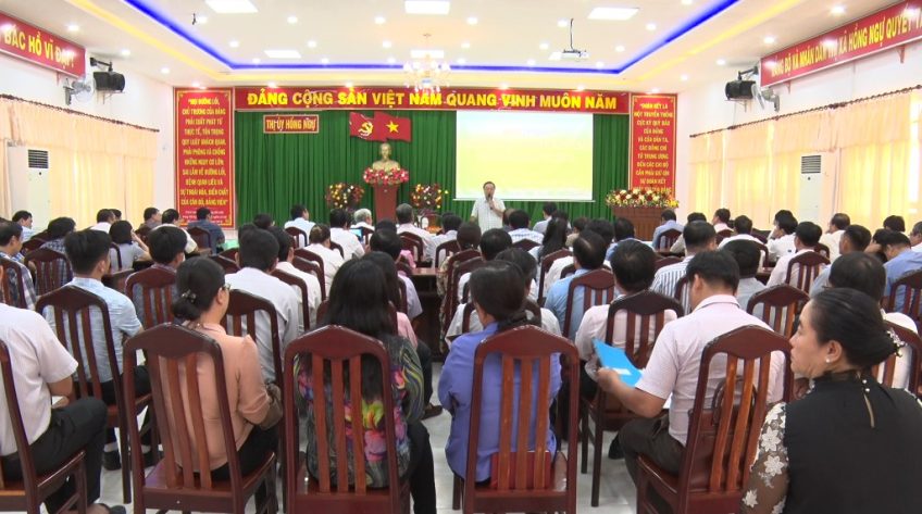 Ông Lê Minh Hoan nói chuyện với cán bộ chủ chốt TX.Hồng Ngự