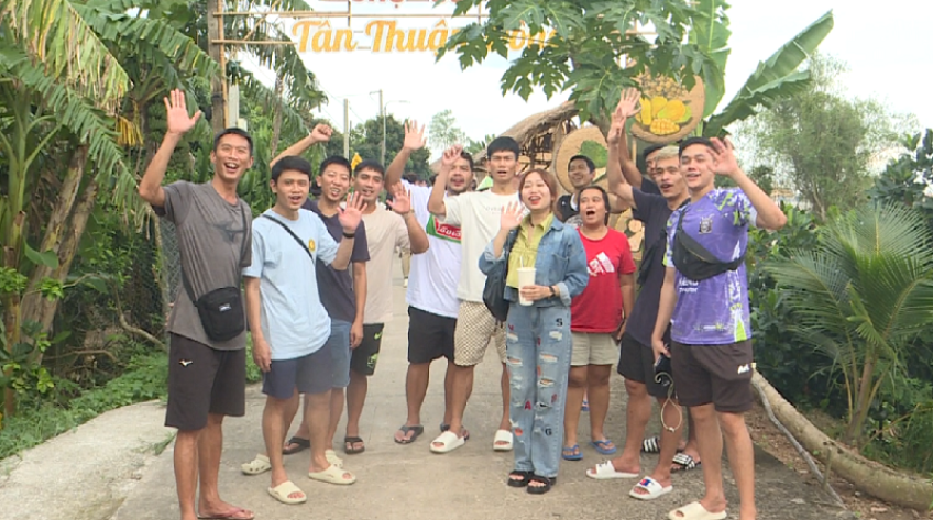 Cầu thủ Futsal Thái Lan trải nghiệm chợ quê cồn Tân Thuận Đông