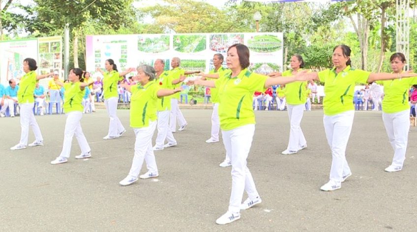 Thiếu nhi vẽ tranh, người cao tuổi tham gia hội thao nhân lễ giỗ Cụ Nguyễn Sinh Sắc