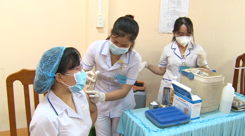 Tiêm phòng vắc xin mũi 3 cho nhóm đối tượng ưu tiên tại Đồng Tháp