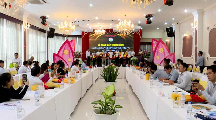 Trao giấy chứng nhận sản phẩm CNNT tiêu biểu đối với 37 sản phẩm