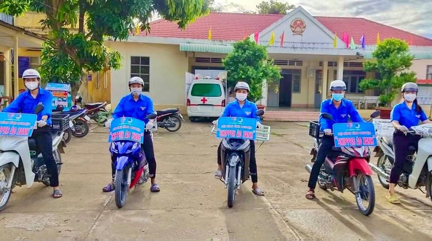 Shipper áo xanh chung tay chống dịch