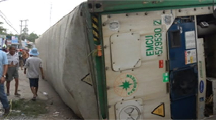 Thùng xe container lật, đè 3 người chết trên QL30