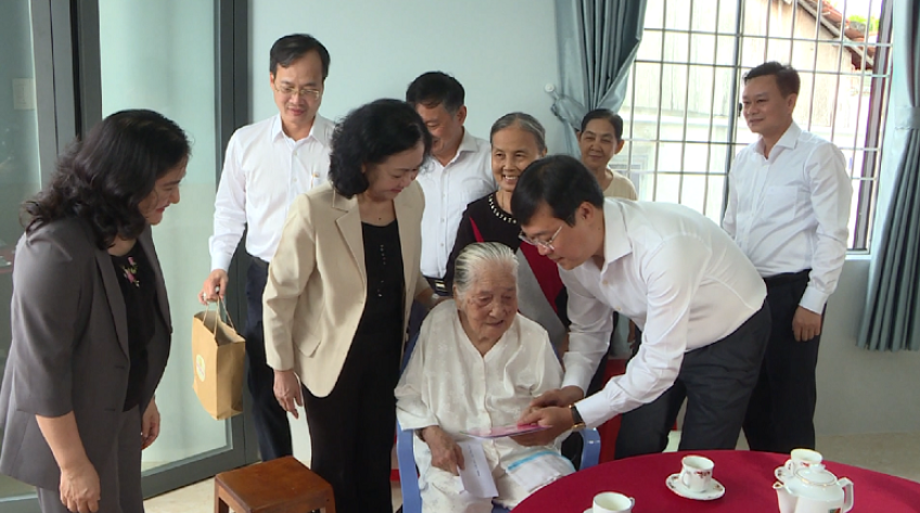 Bà Trương Thị Mai thăm gia đình chính sách tỉnh Đồng Tháp