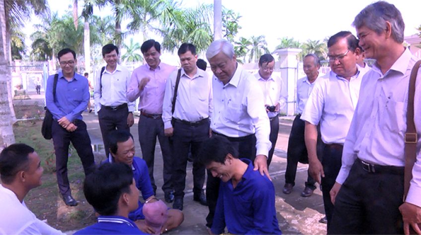 Ông Nguyễn Tôn Hoàng thăm học viên điều trị nghiện