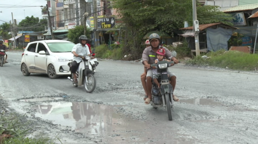 Nhiều ổ gà nguy hiểm trên đoạn đường nâng cấp QL 30
