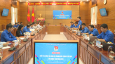 Tài xế say xỉn ngủ trên xe sau khi người dân ngăn phương tiện đi tiếp