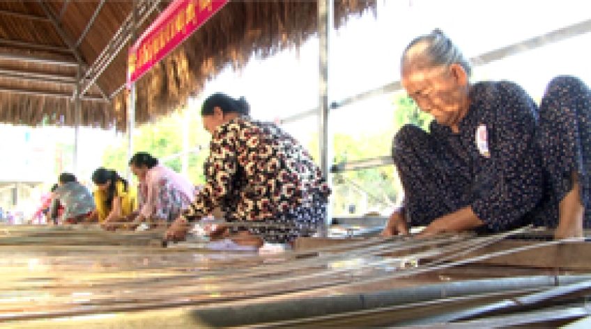 Người dân Mỹ Trà thi đan mê bồ, phát huy nét truyền thống làng nghề