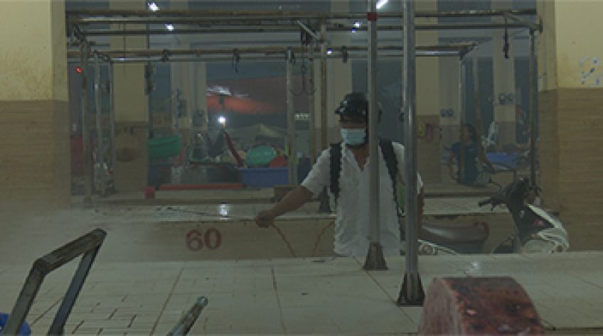 TX.Hồng Ngự: Phun xịt 120 lít thuốc tiêu độc khử trùng tại chợ, chuồng nuôi heo