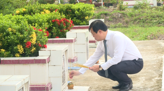 Đoàn đại biểu tỉnh Đồng Tháp viếng Nghĩa trang Liệt sĩ tỉnh