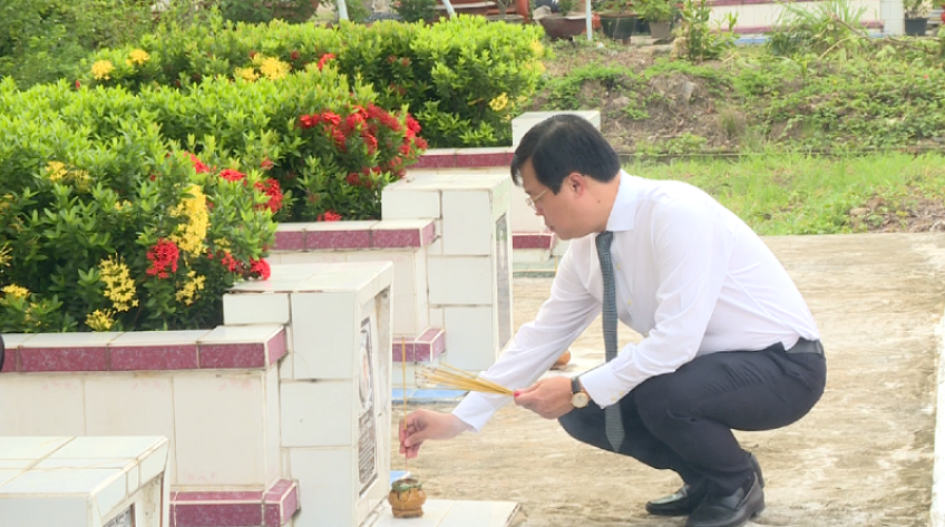 Đoàn đại biểu tỉnh Đồng Tháp viếng Nghĩa trang Liệt sĩ tỉnh