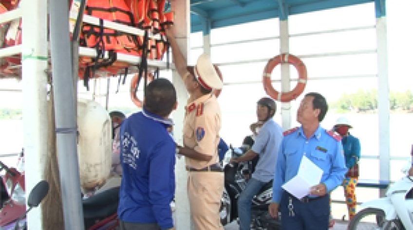 Kiểm tra bến khách ngang sông phục vụ nhu cầu đi lại dịp Tết